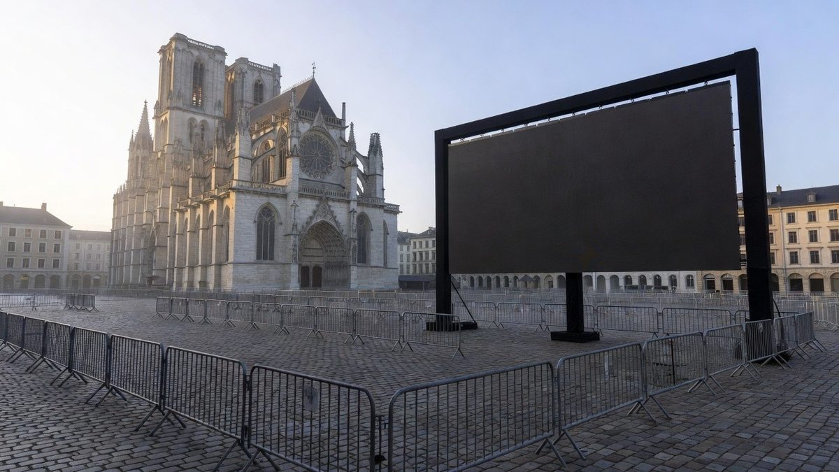 Le parvis de la cathédrale Saint-Étienne de Metz préparé pour un grand événement